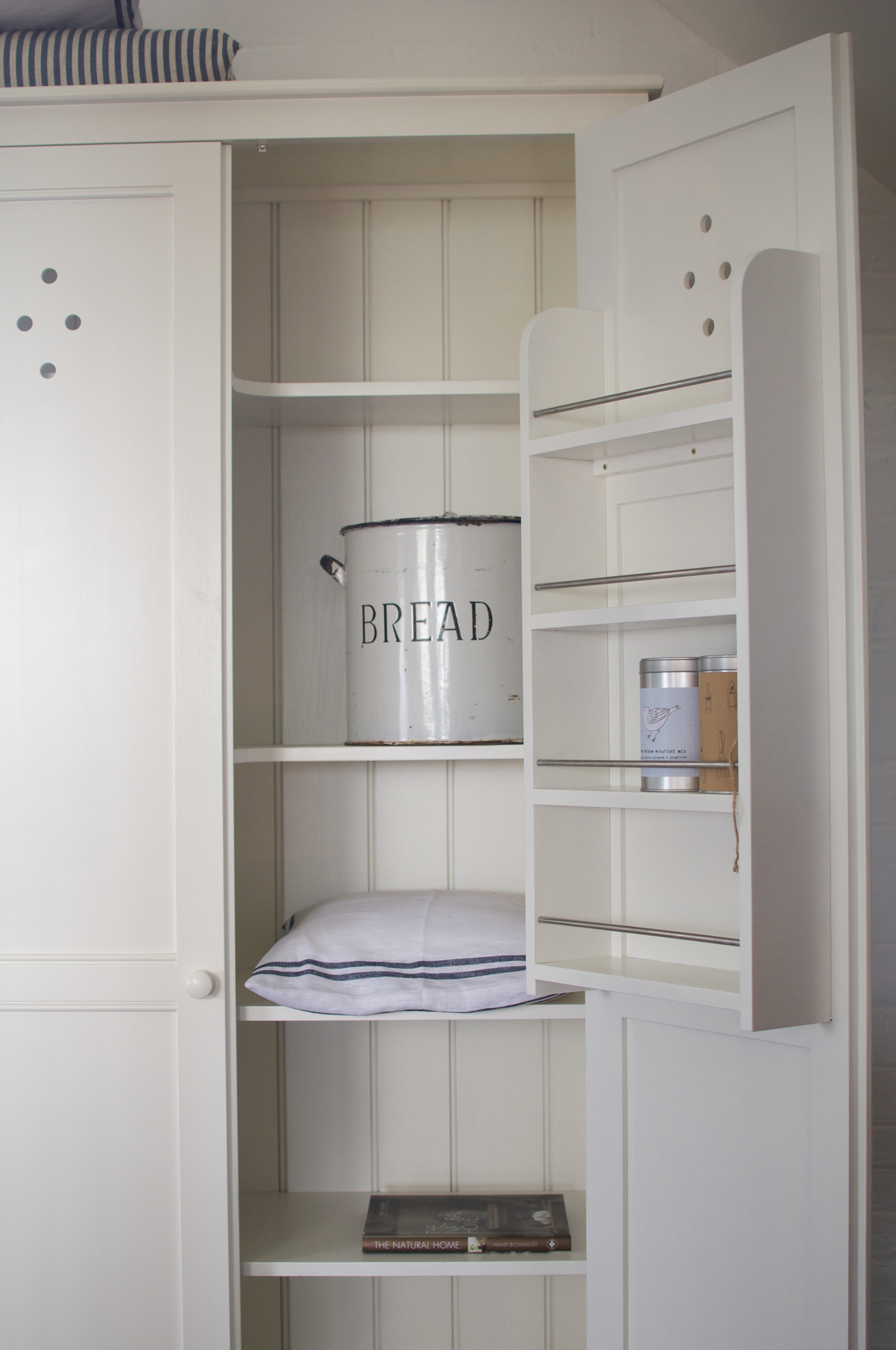 WhiteUprightCupboard 002