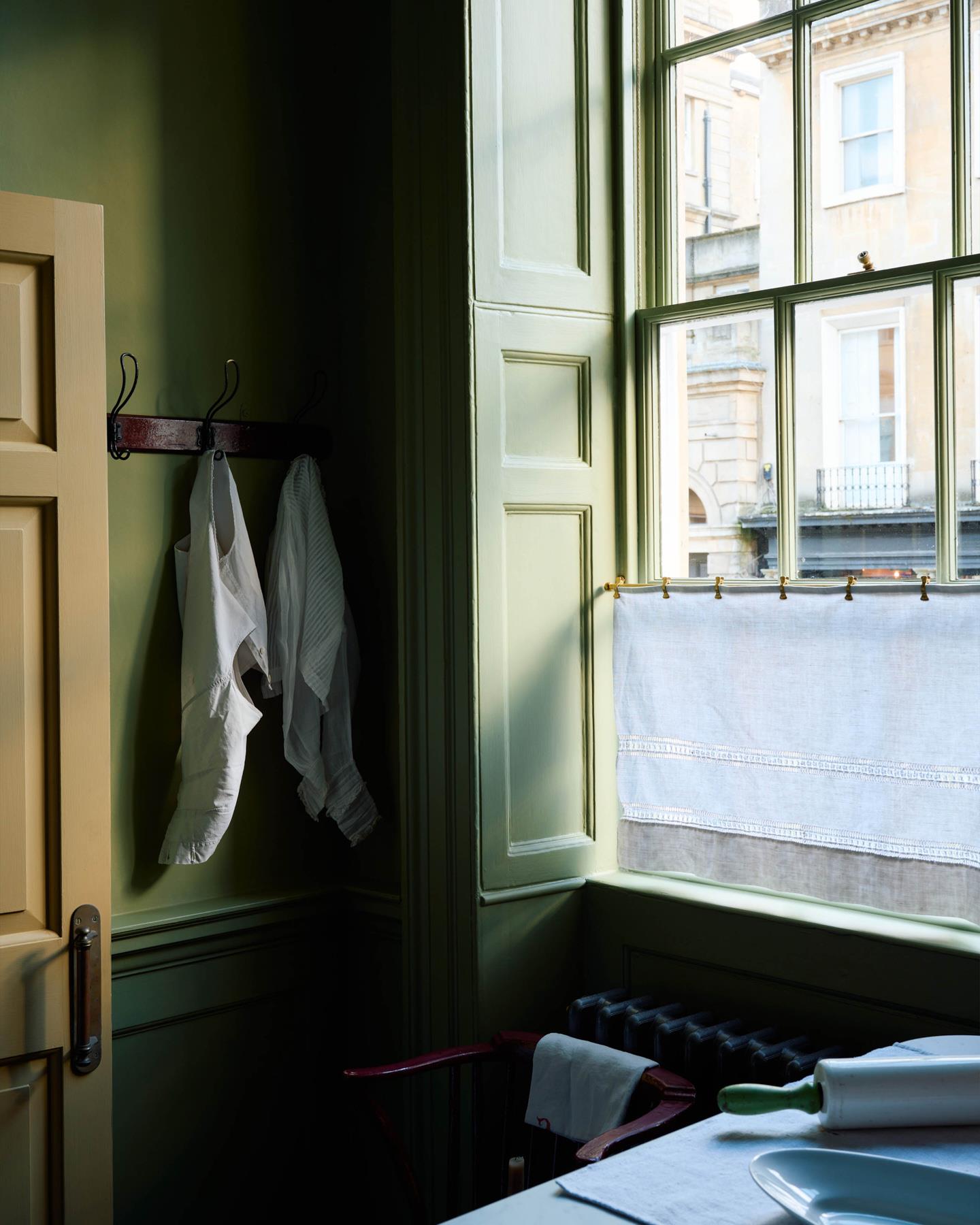 Aged Brass Café Curtain Rail - 1000mm rail with 3 brackets & 12 clips