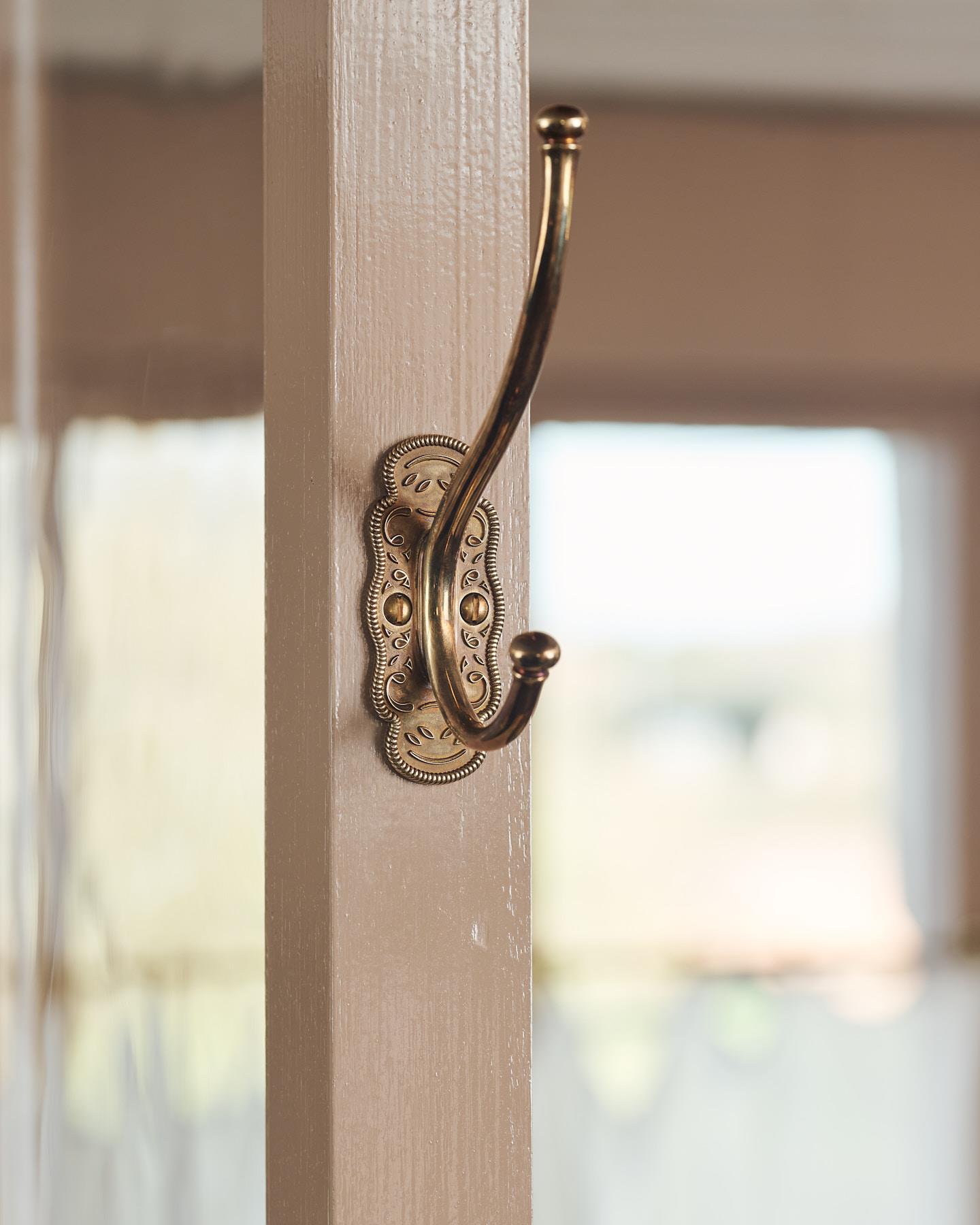 The Petite Parisian Café Hook