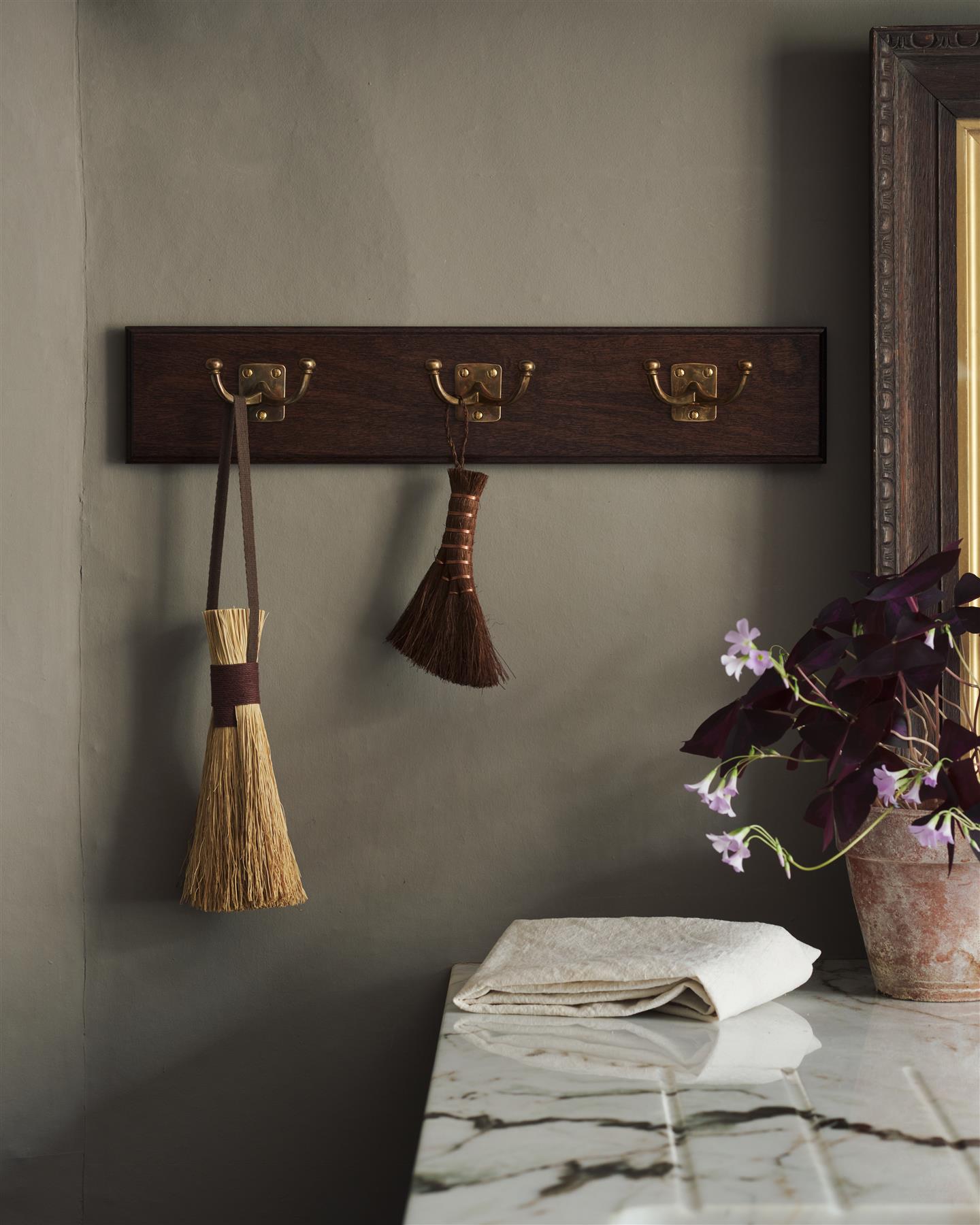 The Twin Edwardian Hook Rack - 4 Hooks, Mahogany Finish