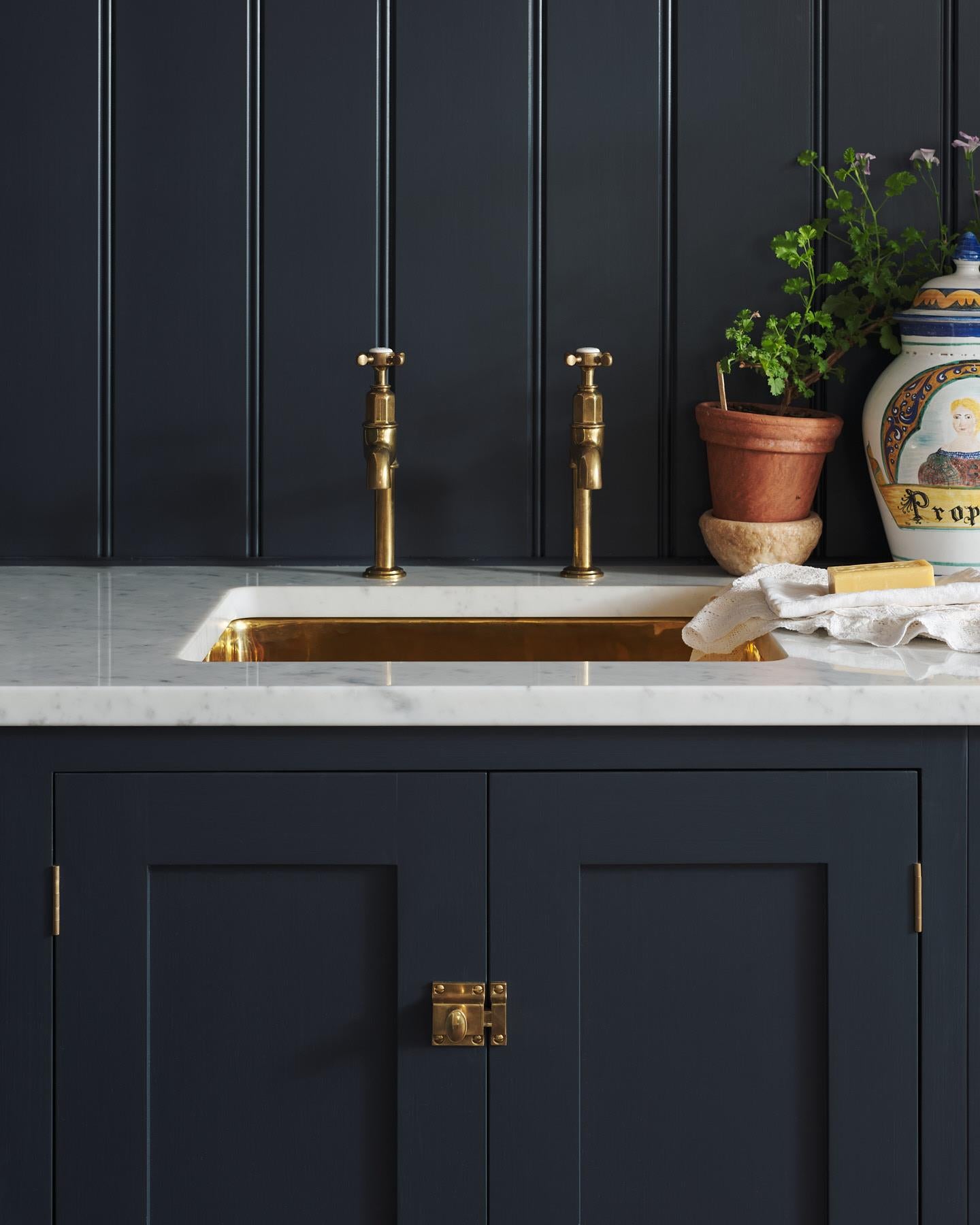 deVOL 500 Single Polished Brass Sink