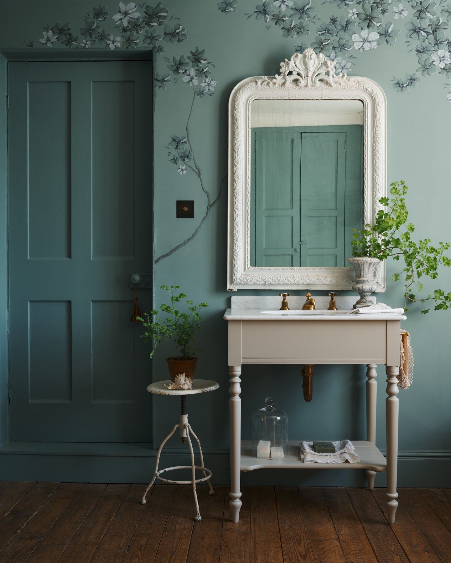 The Victorian Washstand with Mixer Tap - Small, Mushroom, No Worktop