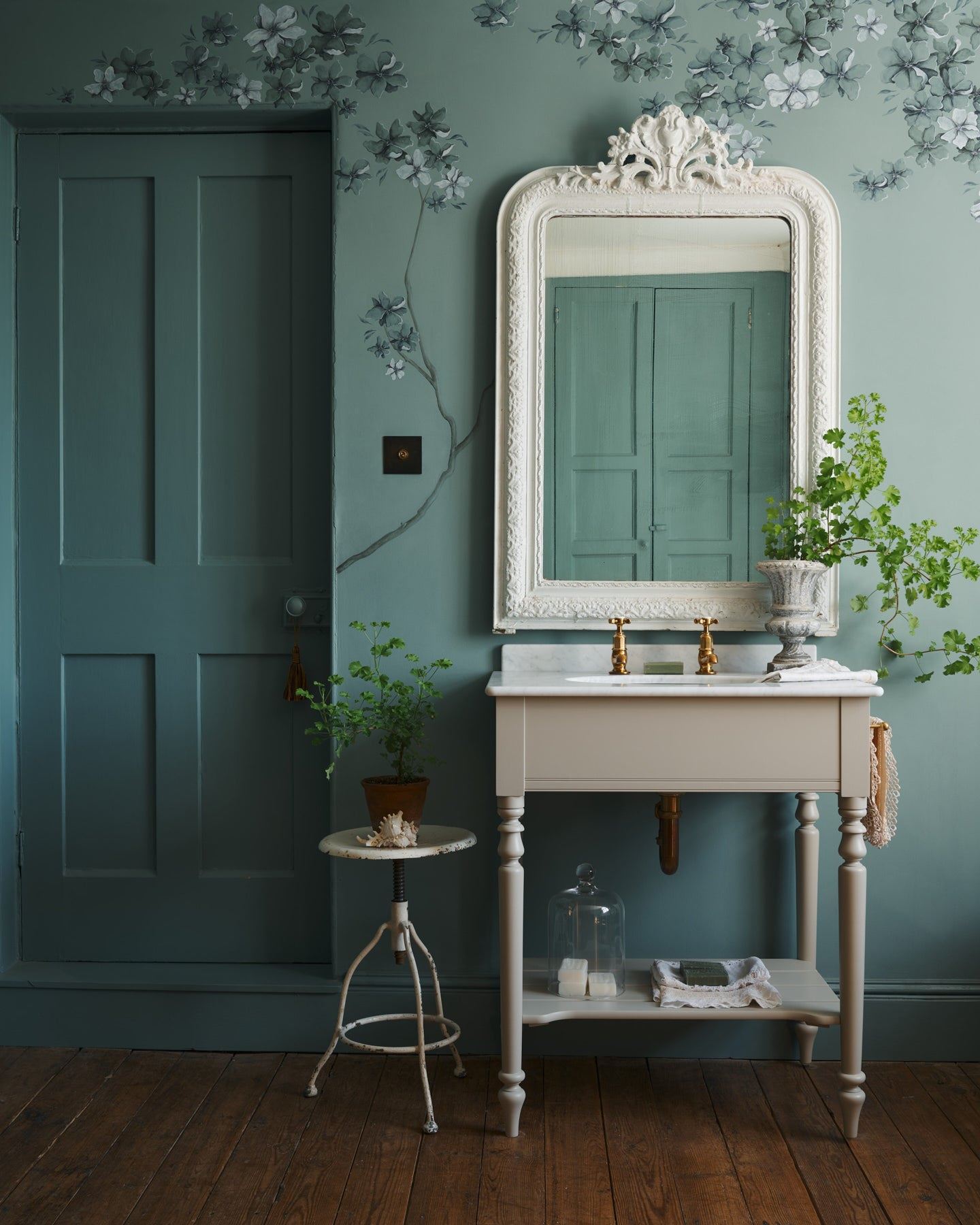 The Victorian Washstand with Pillar Taps - Large, Mushroom, No Worktop