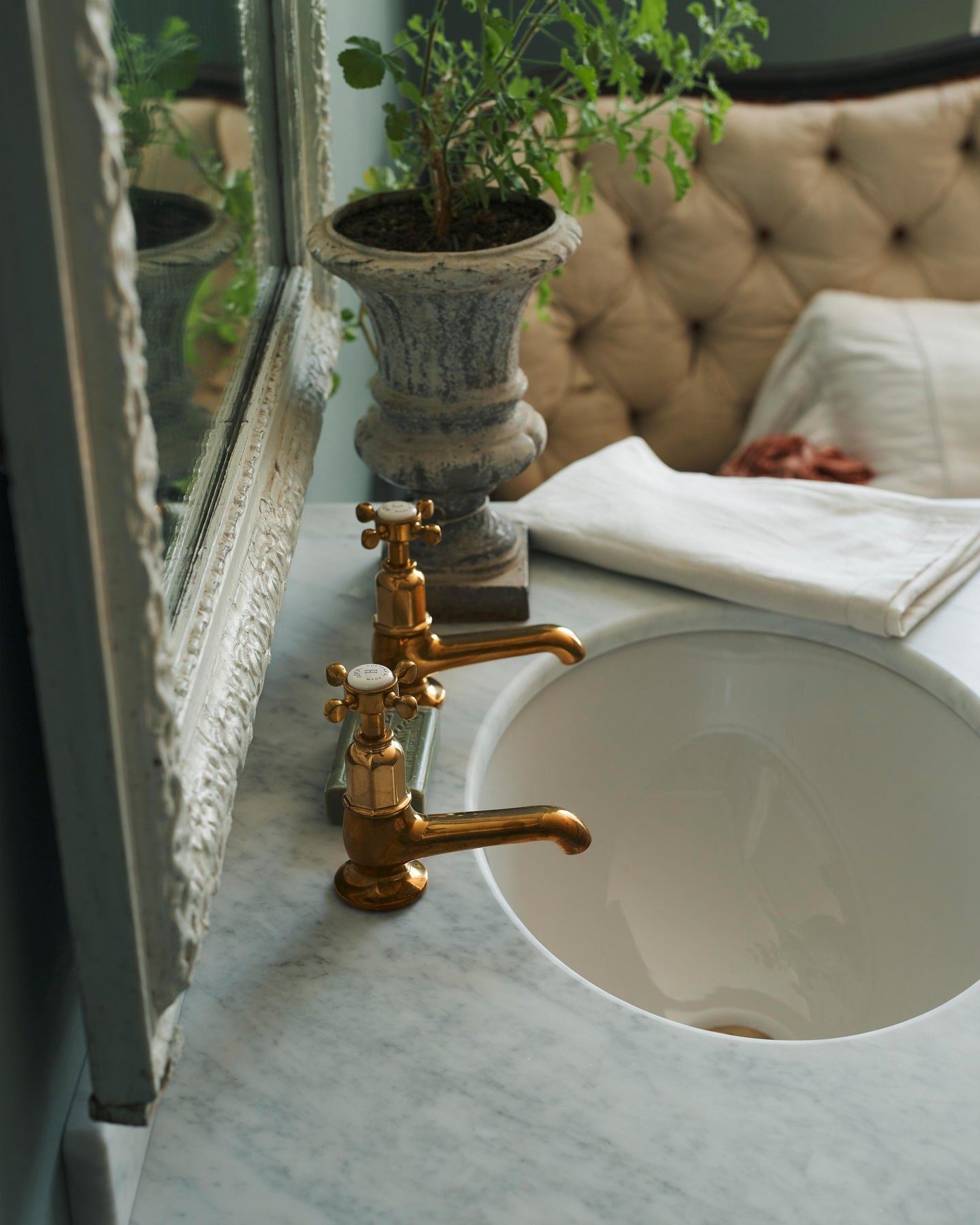The Victorian Washstand with Pillar Taps - Large, Mushroom, No Worktop