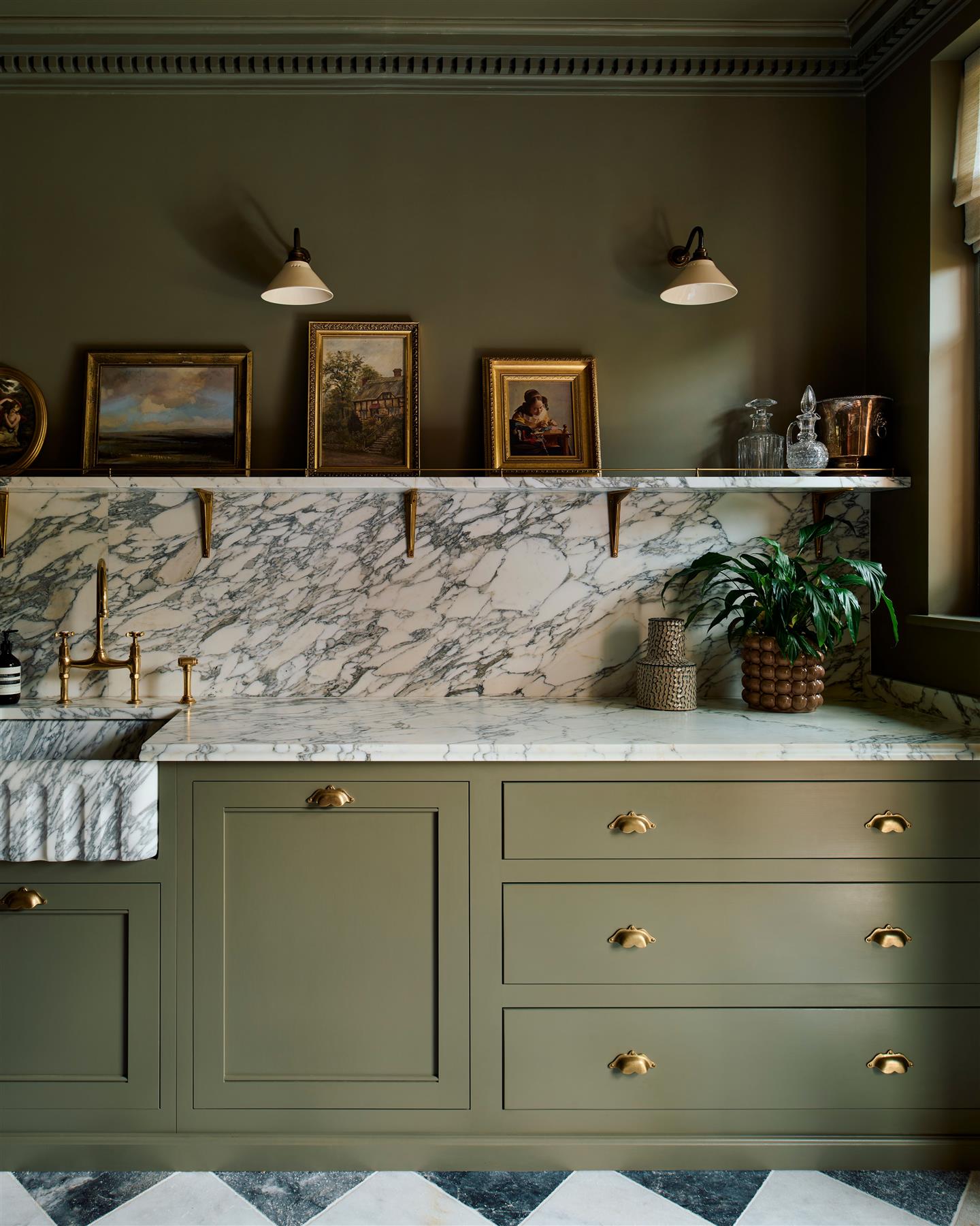 Classic Shelf Bracket - Brass