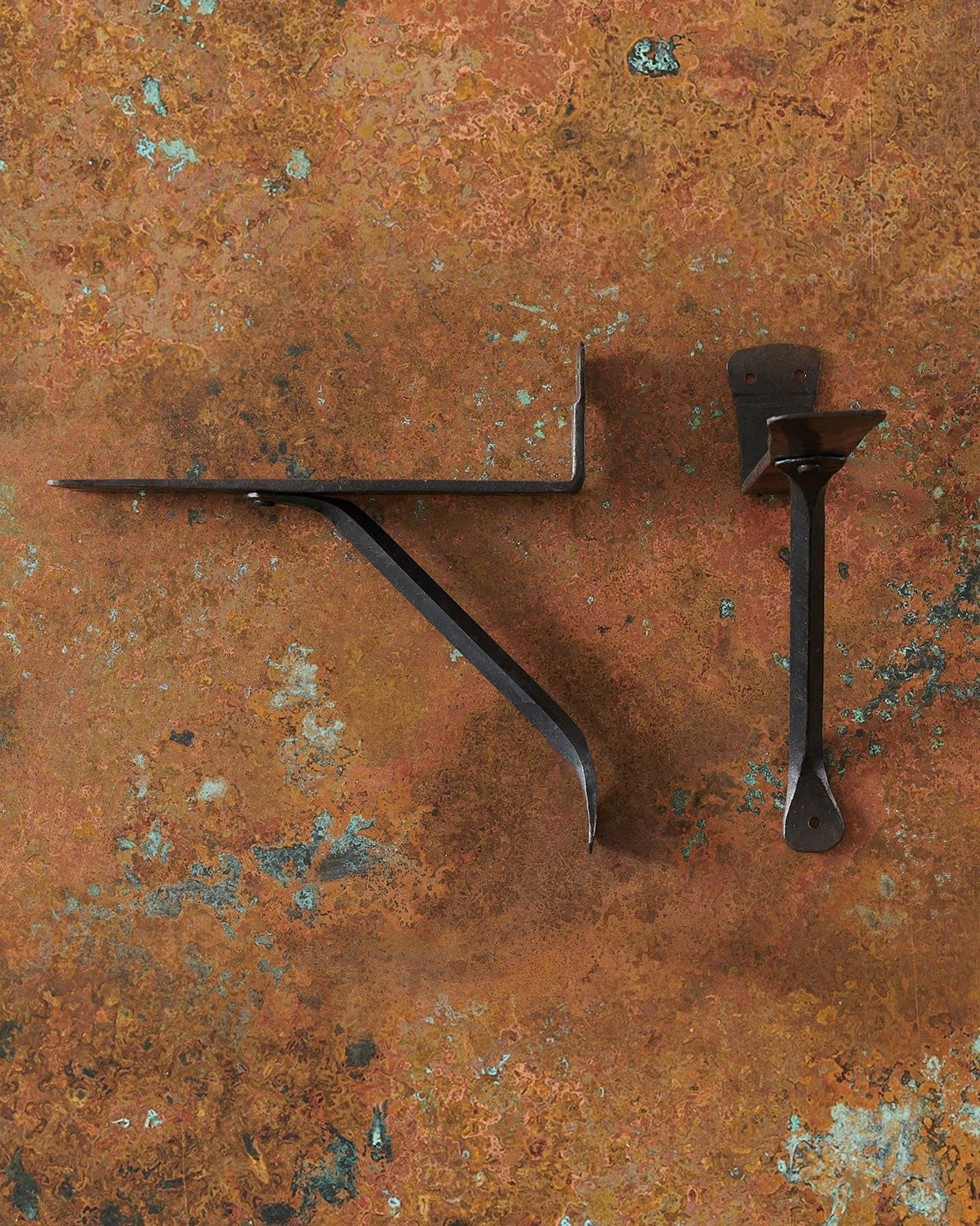 Iron Shelf Bracket with Diamond Bar
