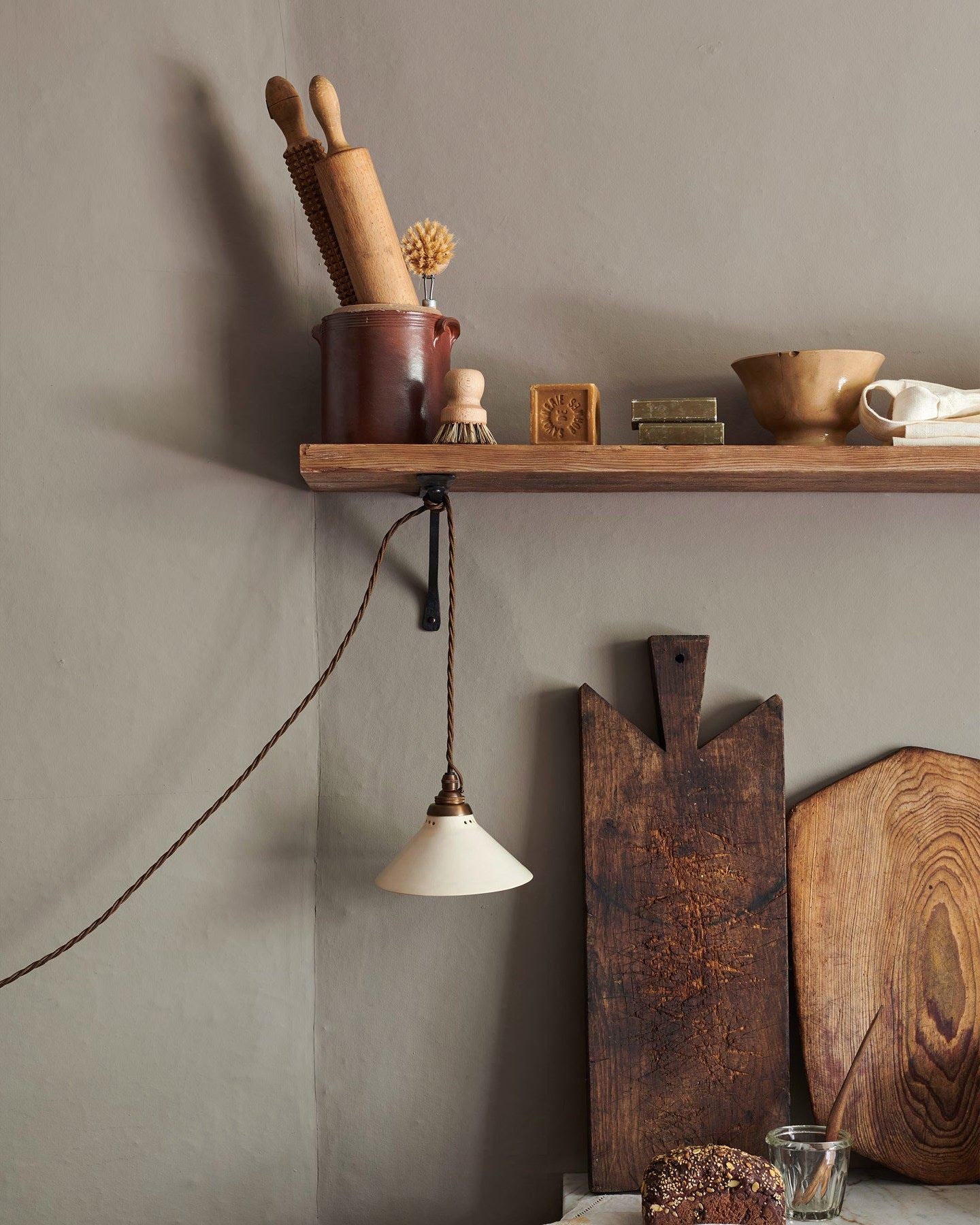Iron Shelf Bracket with Diamond Bar