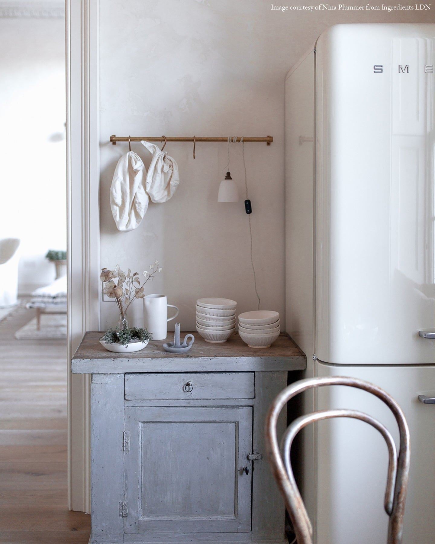 Large Plain Beaker Porcelain Plug-in Light