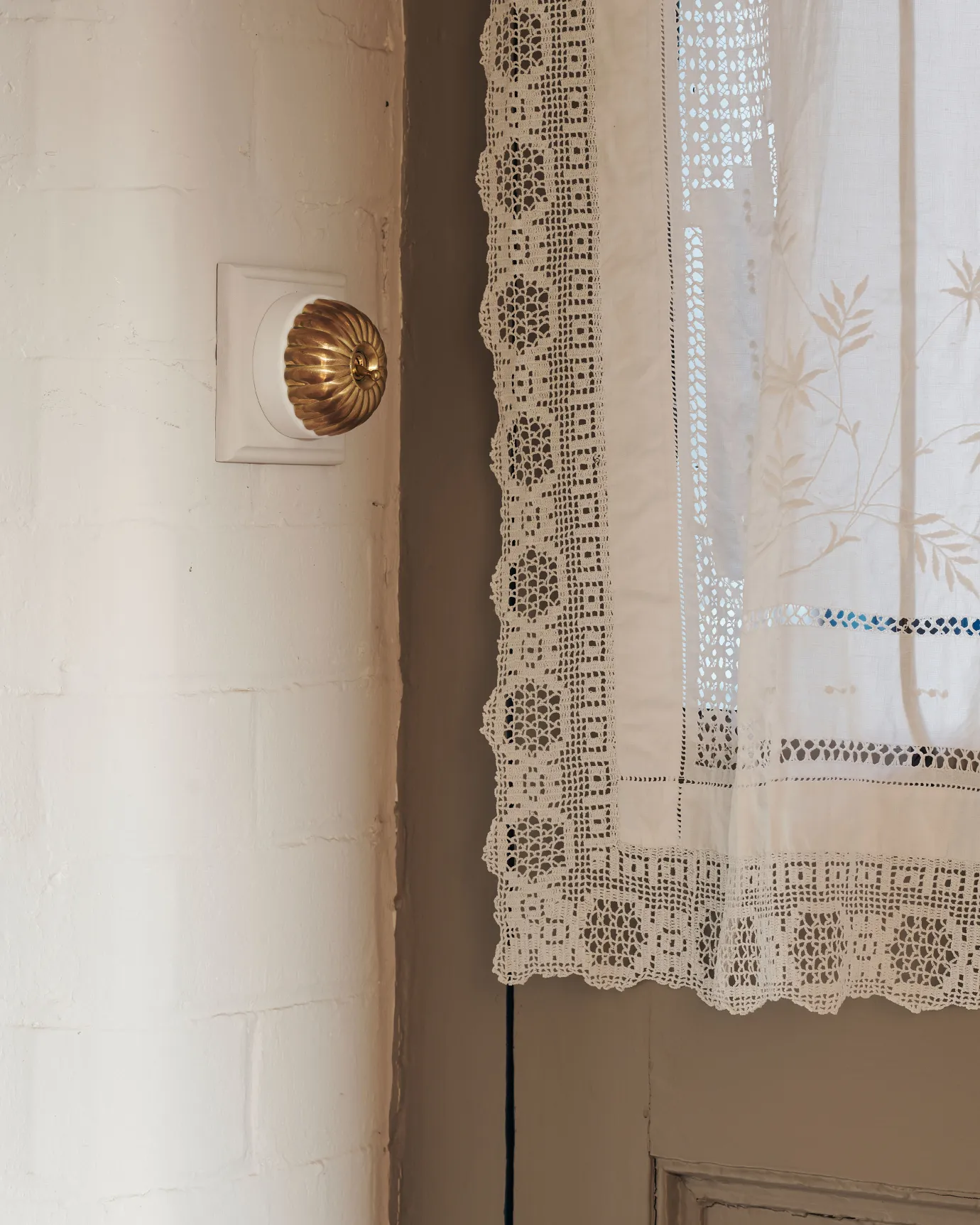 A 1 gang Jelly toggle light switch in an Heirloom Brass finish, with a white ceramic base and a painted maple pattress.